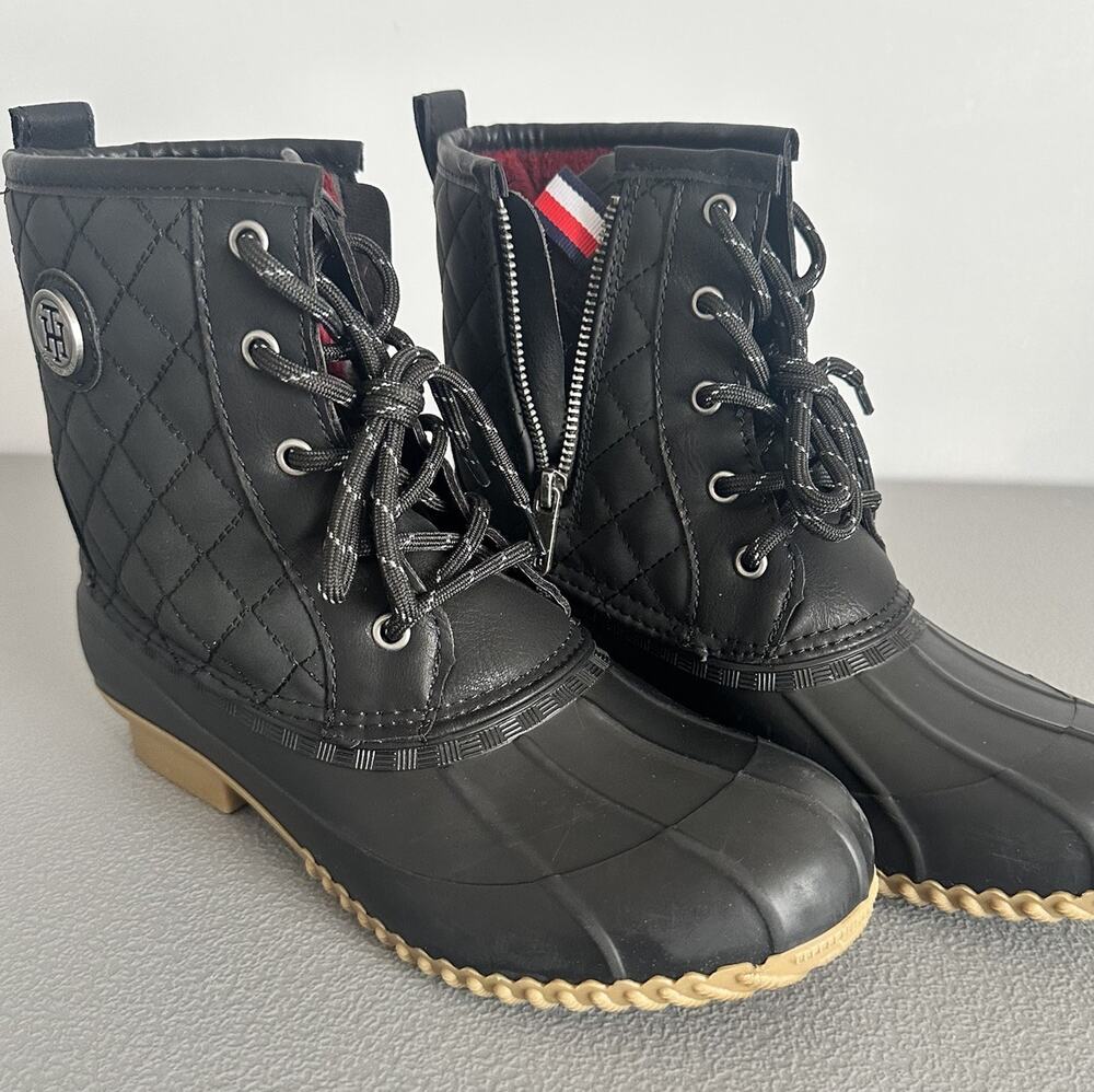 Tommy Hilfiger TWRIVIR-T Black Quilted Duck Boots Faux Fur Lined Ankle Boots 8M
